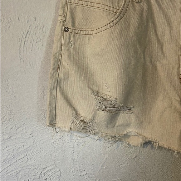 WE THE FREE PEOPLE Women's Cream Distressed Denim Shorts - Picture 2 of 8